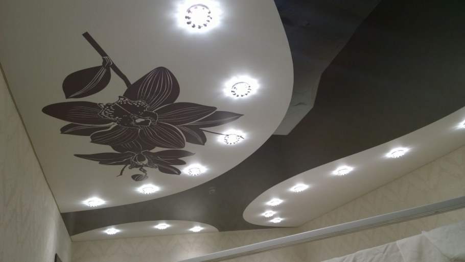 Девушка на потолке фотопечать