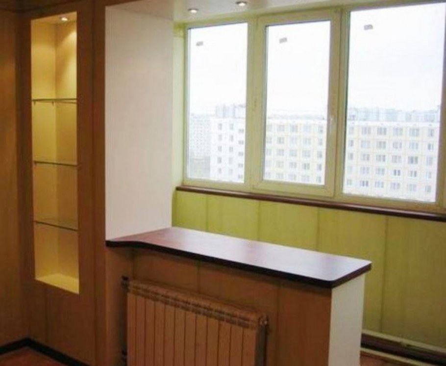 Арка между комнатой и балконом