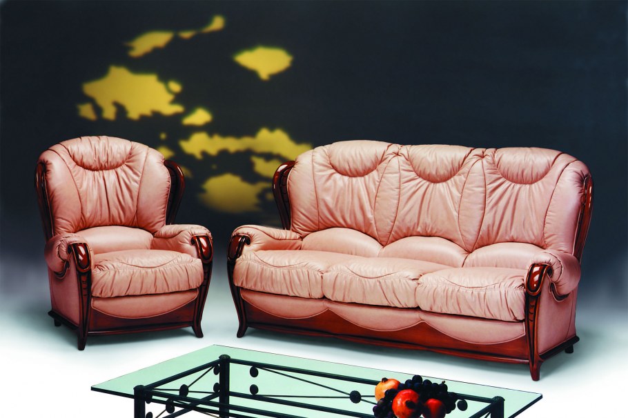 Диван на хромированных ножках