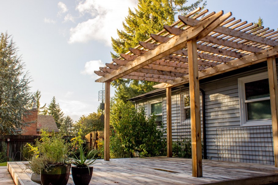 Деревянное крыльцо с навесом