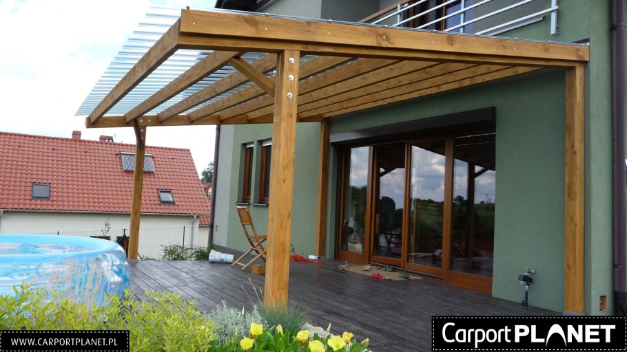 Деревянный навес над крыльцом