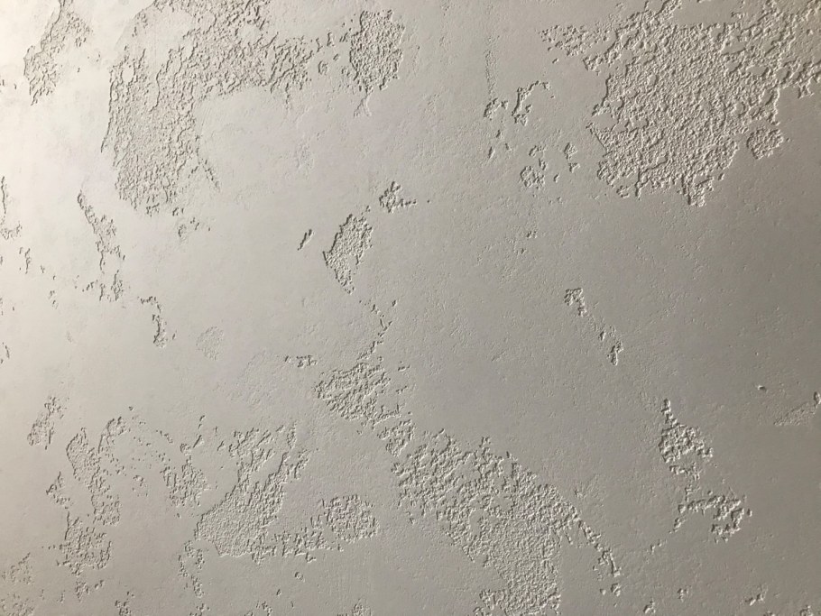 Облупившаяся штукатурка на стене