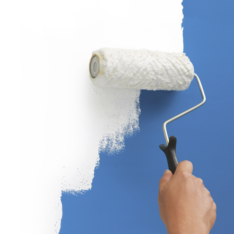 Рука с малярным валиком