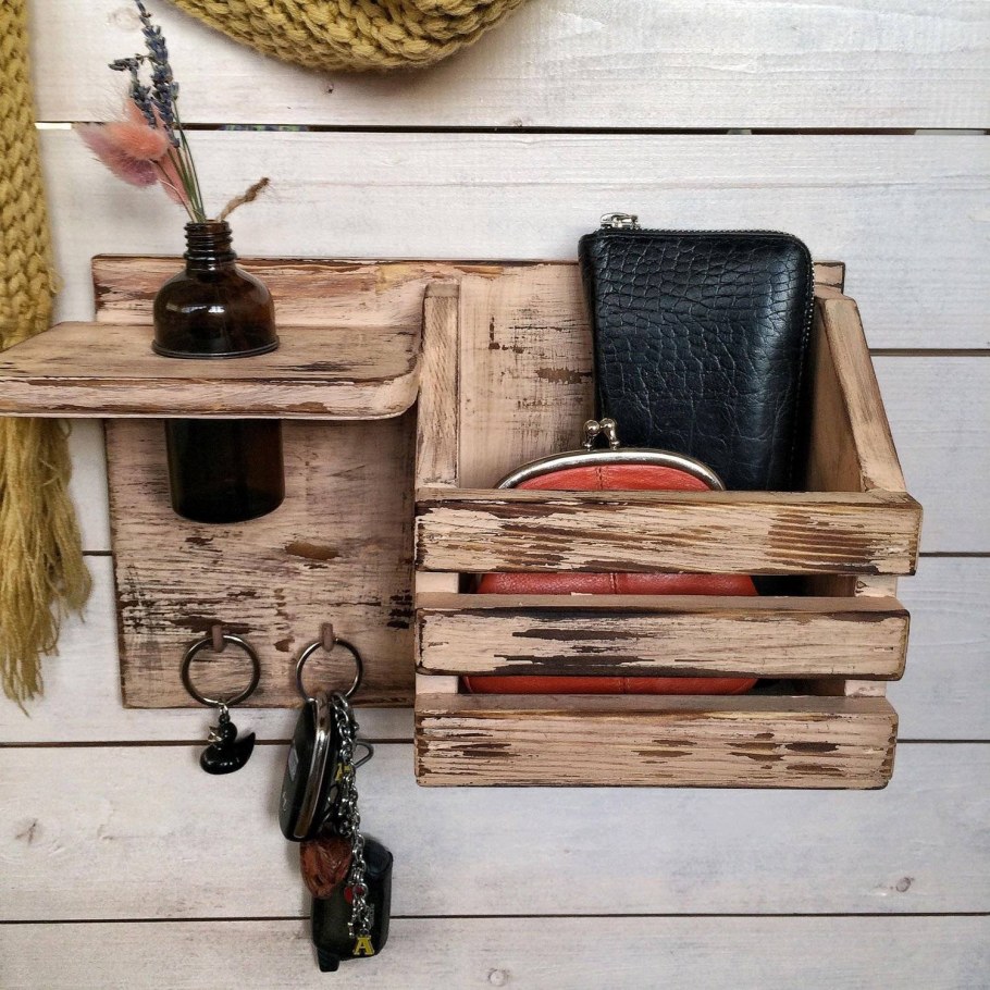 Деревянные полки на стену