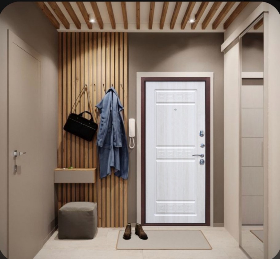 Прихожая с деревянными рейками