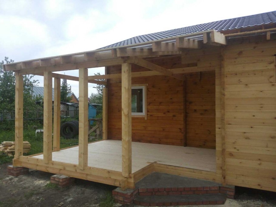 Небольшой дом с верандой