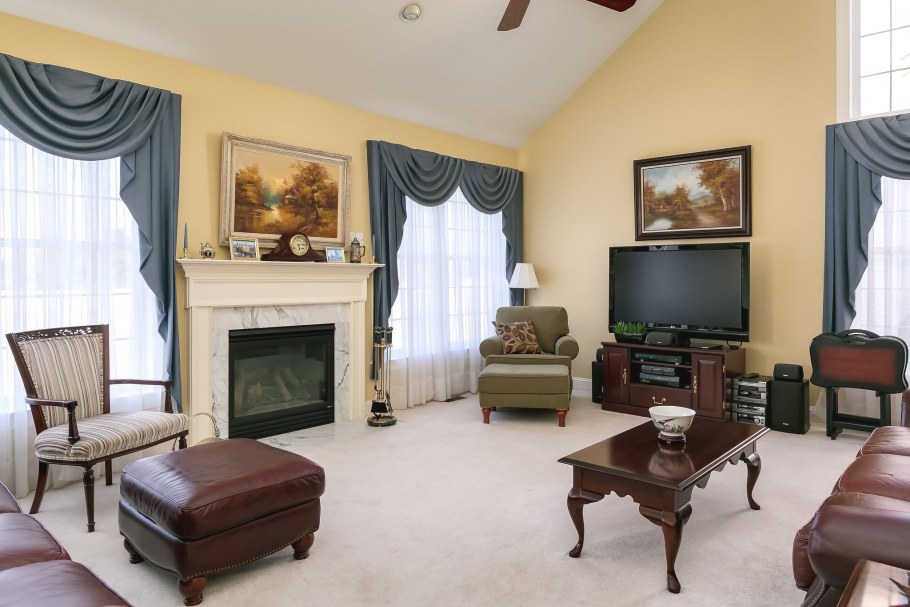 Шторы для гостиной с камином