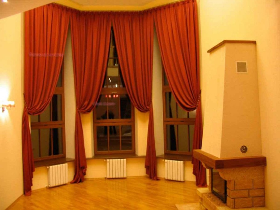 Шторы в концертный зал с узкими окнами