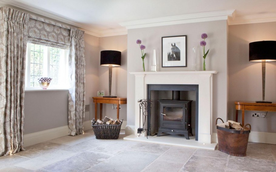 Шторы в зале с камином