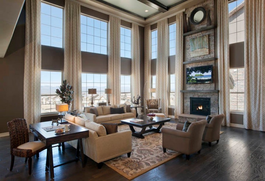 Гостиная с витражными окнами