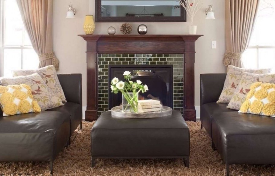 Телевизор на стене между окнами