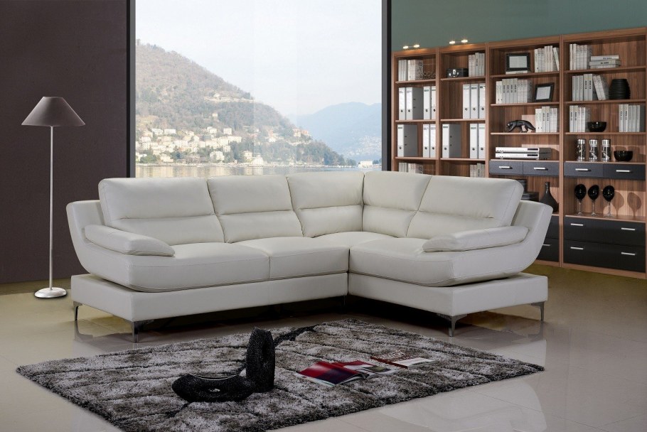 Большие диваны в гостиную молочного цвета