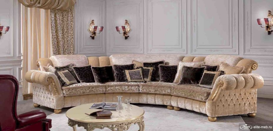 Классический диван песочного цвета