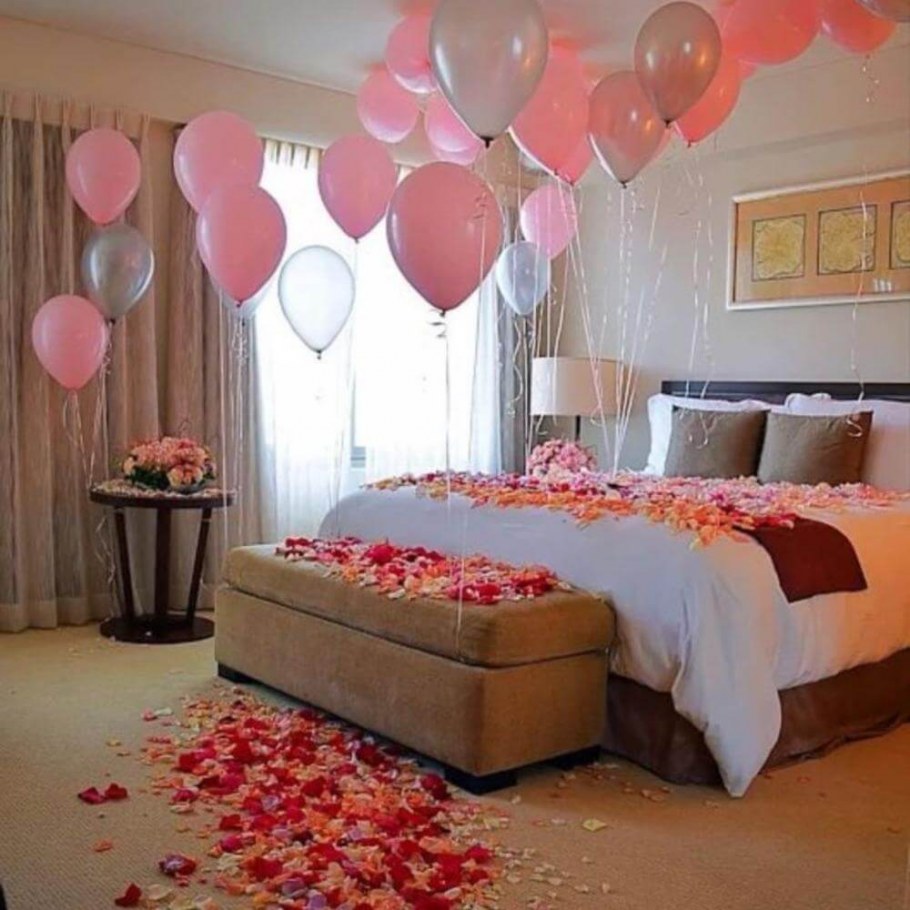 Свечи и лепестки роз в комнате