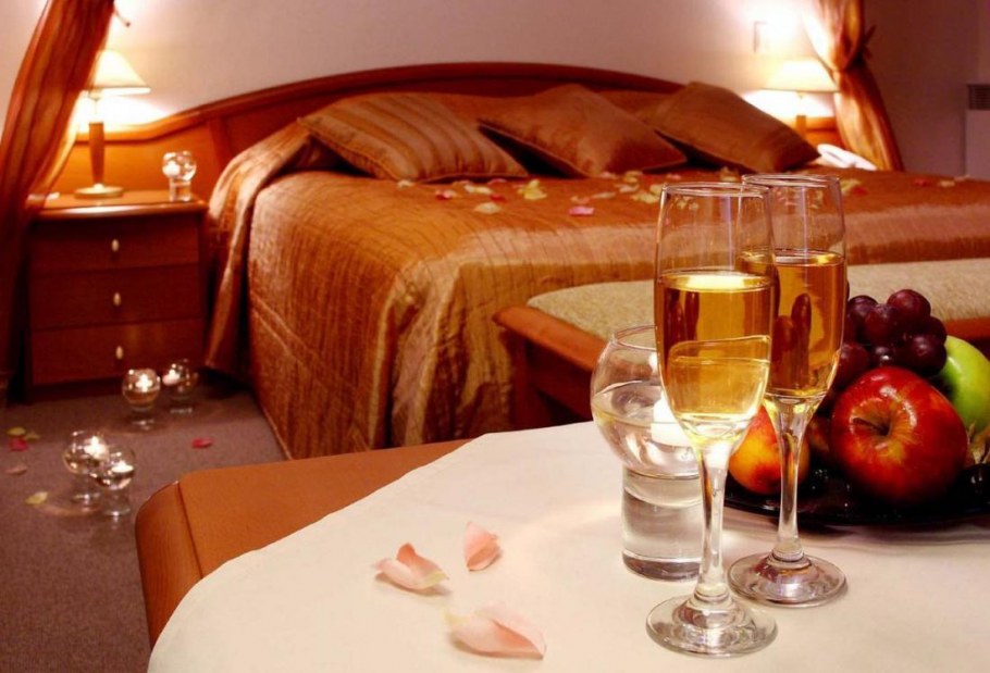 Влюбленные у камина