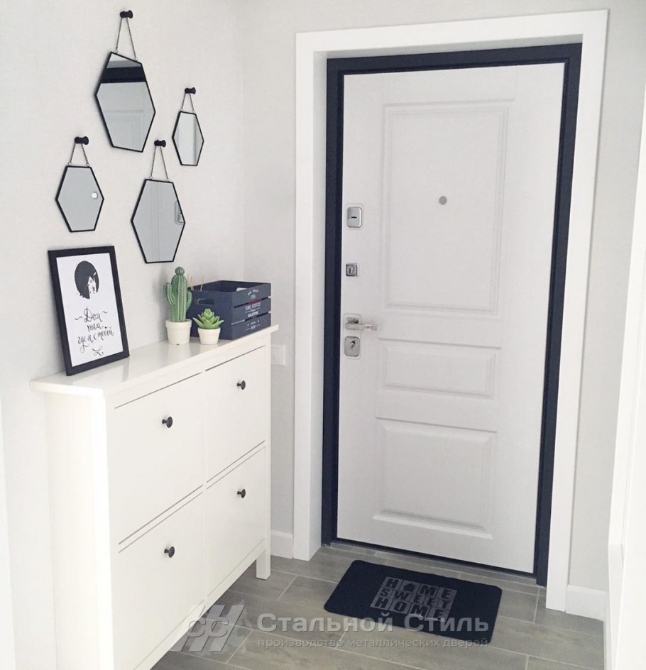 Белые двери с черными ручками
