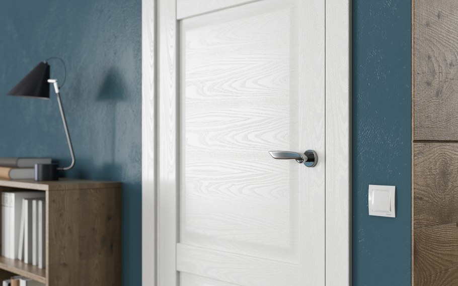 Белые двери с черными ручками
