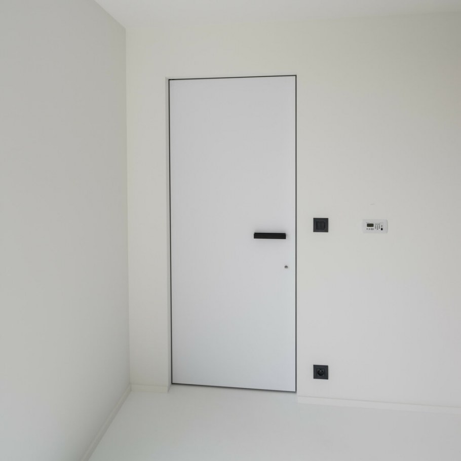 Белые межкомнатные двери с черными ручками
