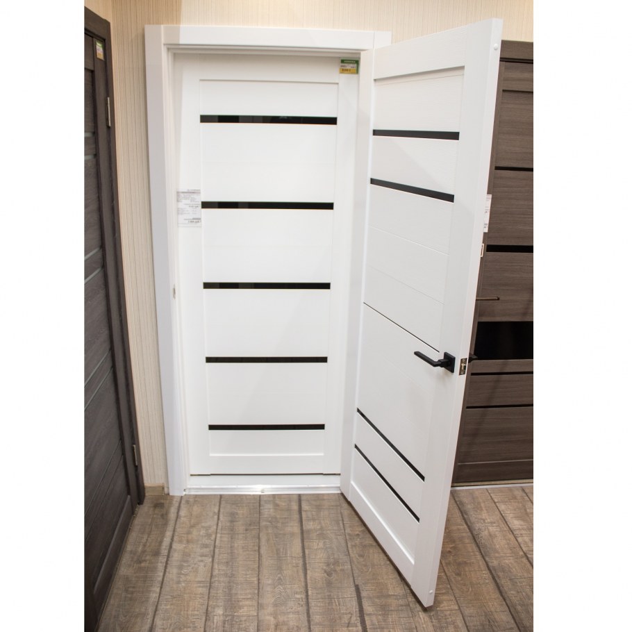 Белые двери с черным стеклом