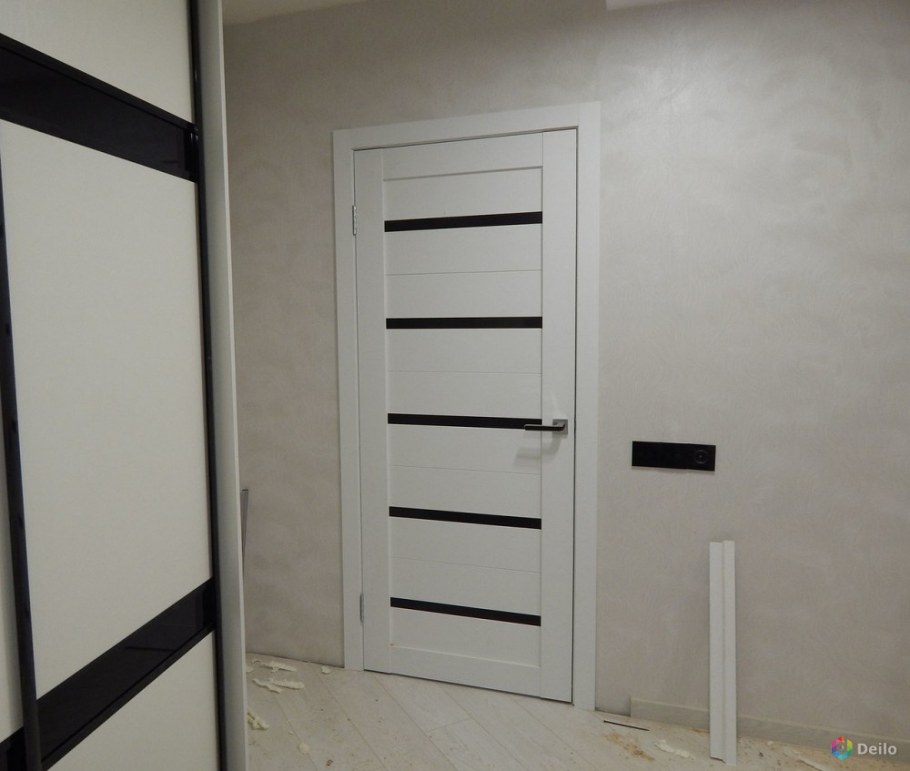 Белая стена с молдингами