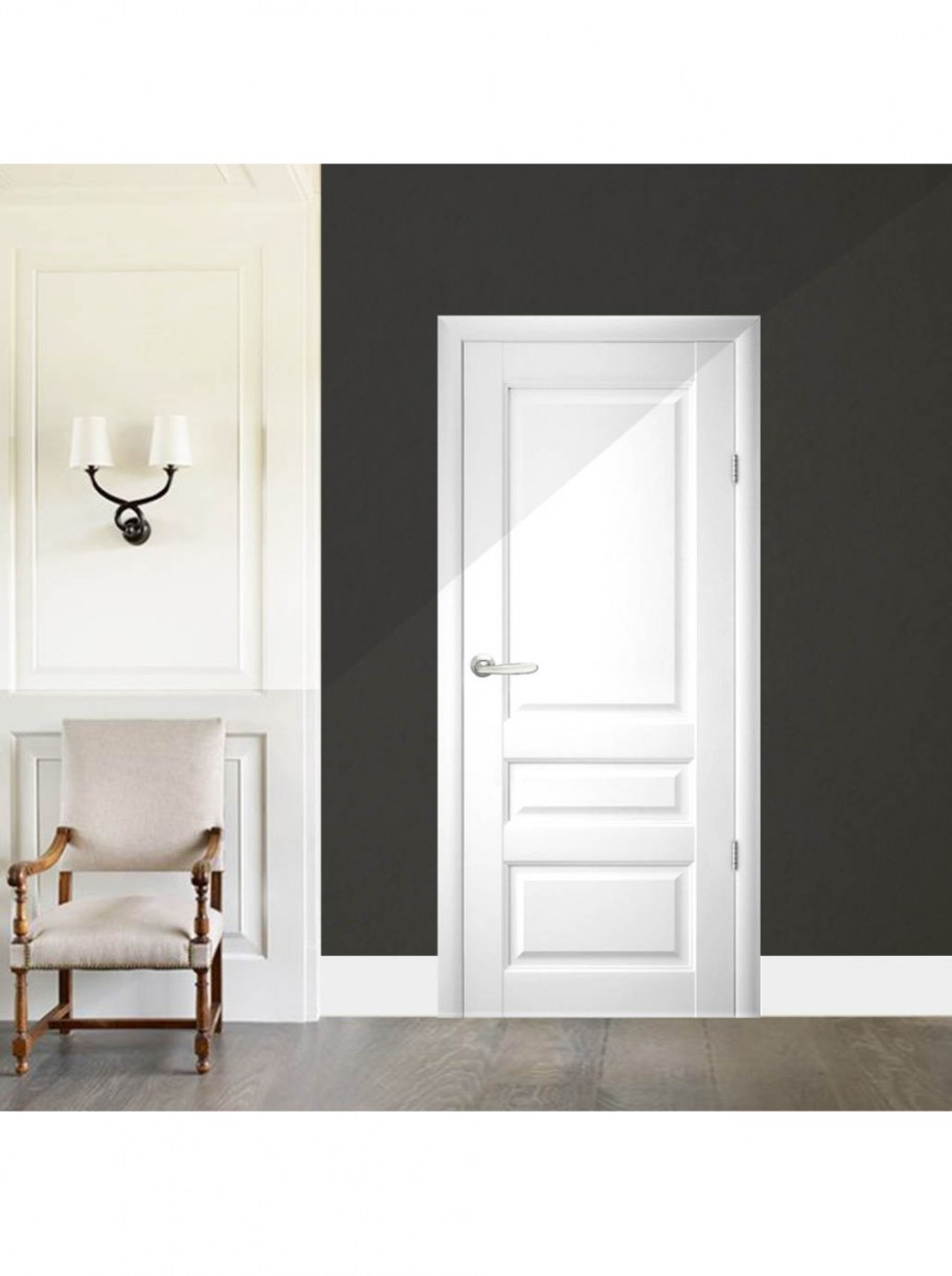 Белые двери с черными ручками
