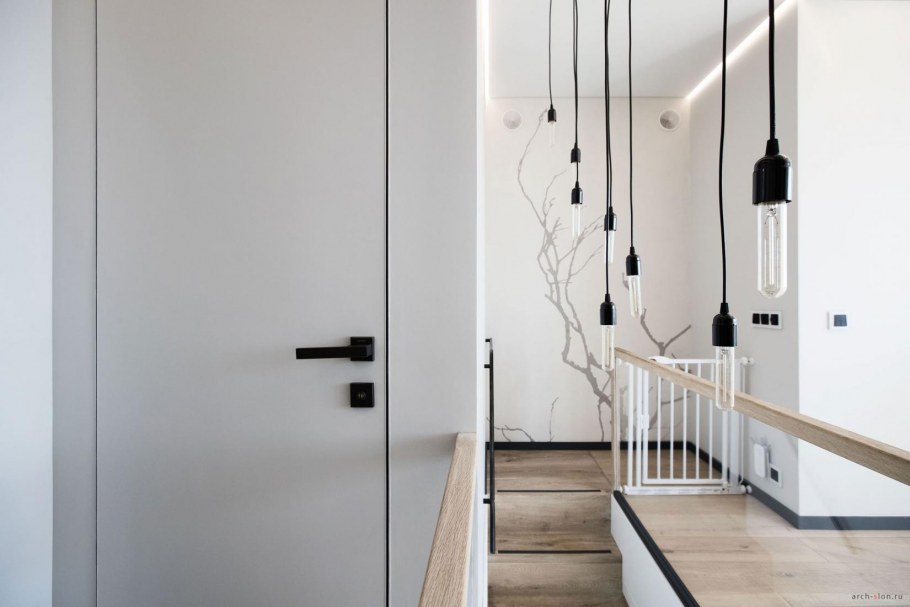 Черные петли на белых дверях