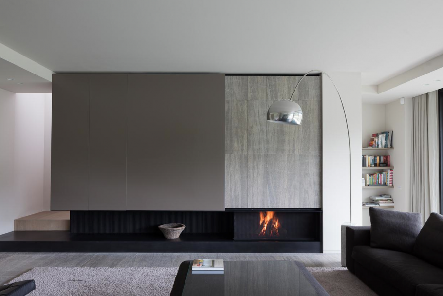 Стильная гостиная с камином
