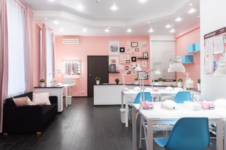 Интерьер студии маникюра