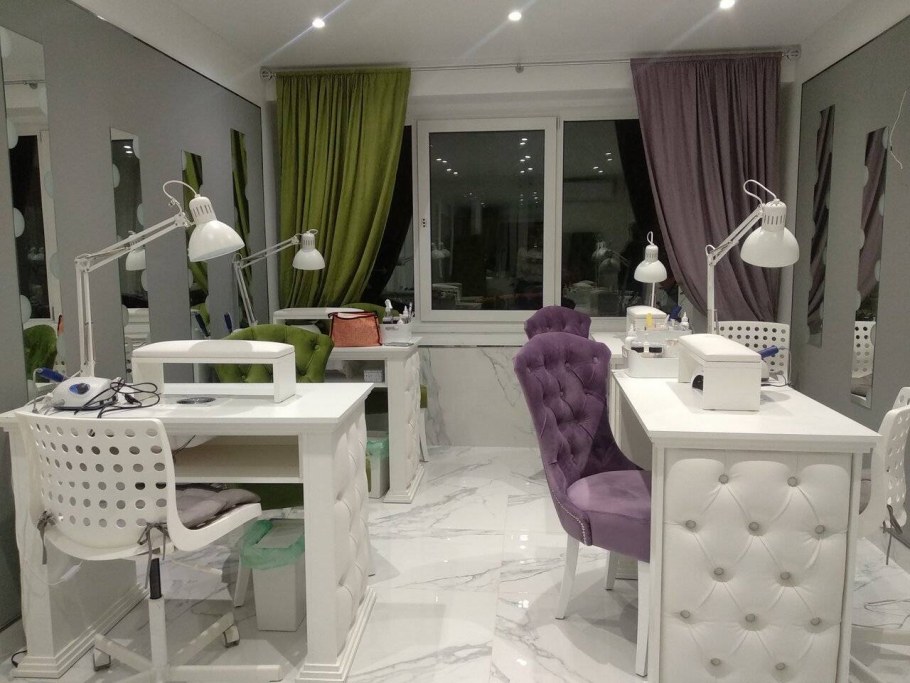 Интерьер студии маникюра