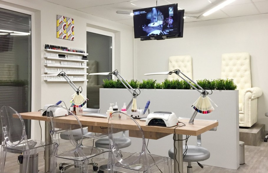 Интерьер салона маникюра и педикюра