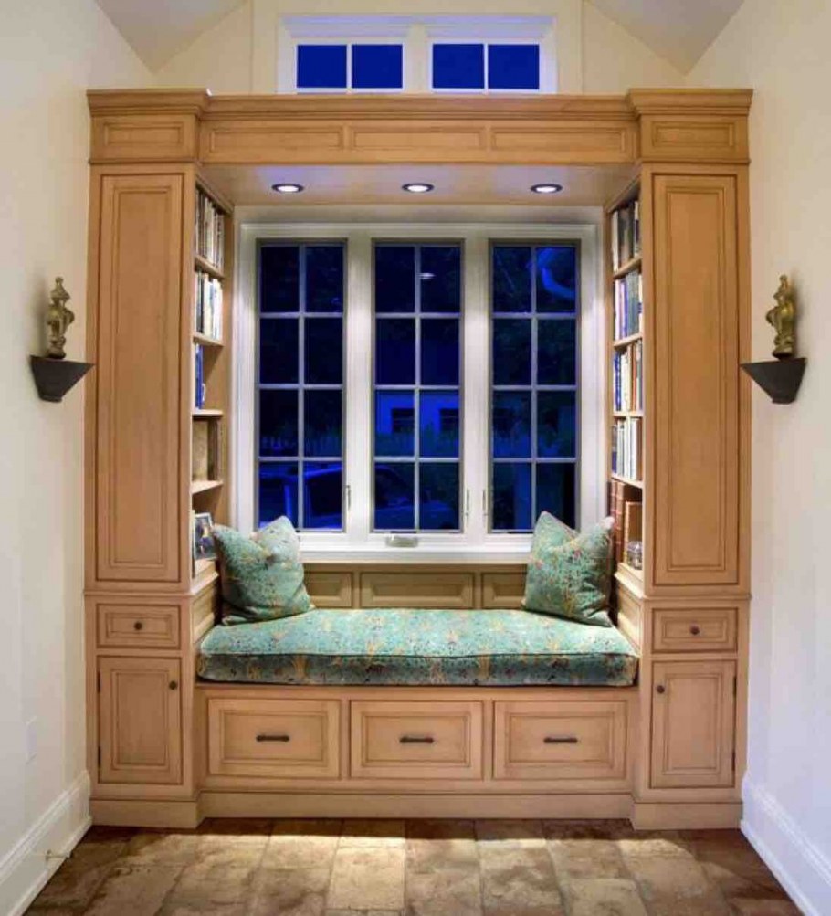 Встроенная мебель вокруг окна