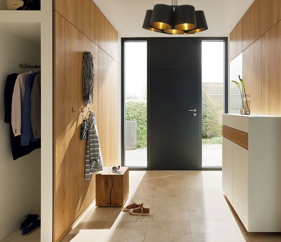 Просторная прихожая в доме