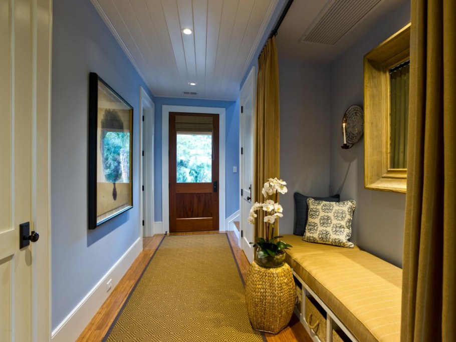 Прихожая с окном в частном доме