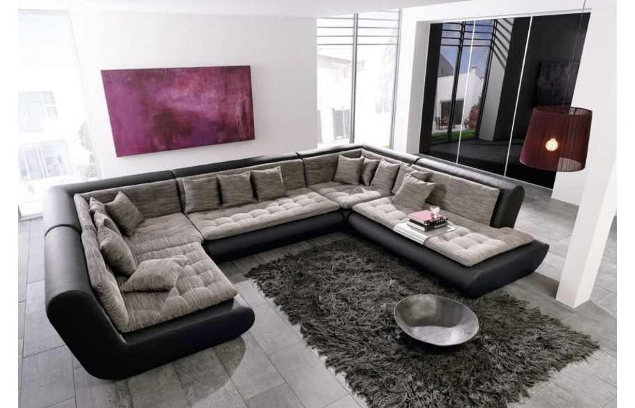 Гостиная с большим диваном