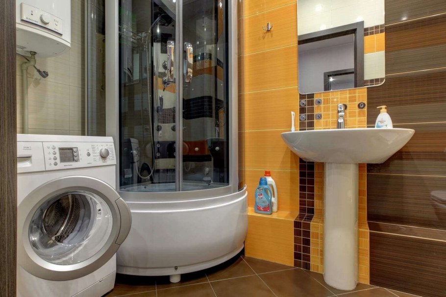 Ванная с душевой кабиной и стиральной
