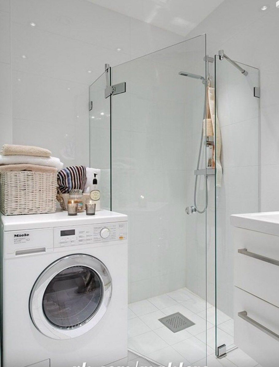 Ванная с душевой кабиной и стиральной машиной
