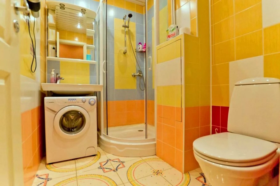 Интерьер ванной комнаты с душевой кабиной и стиральной машиной