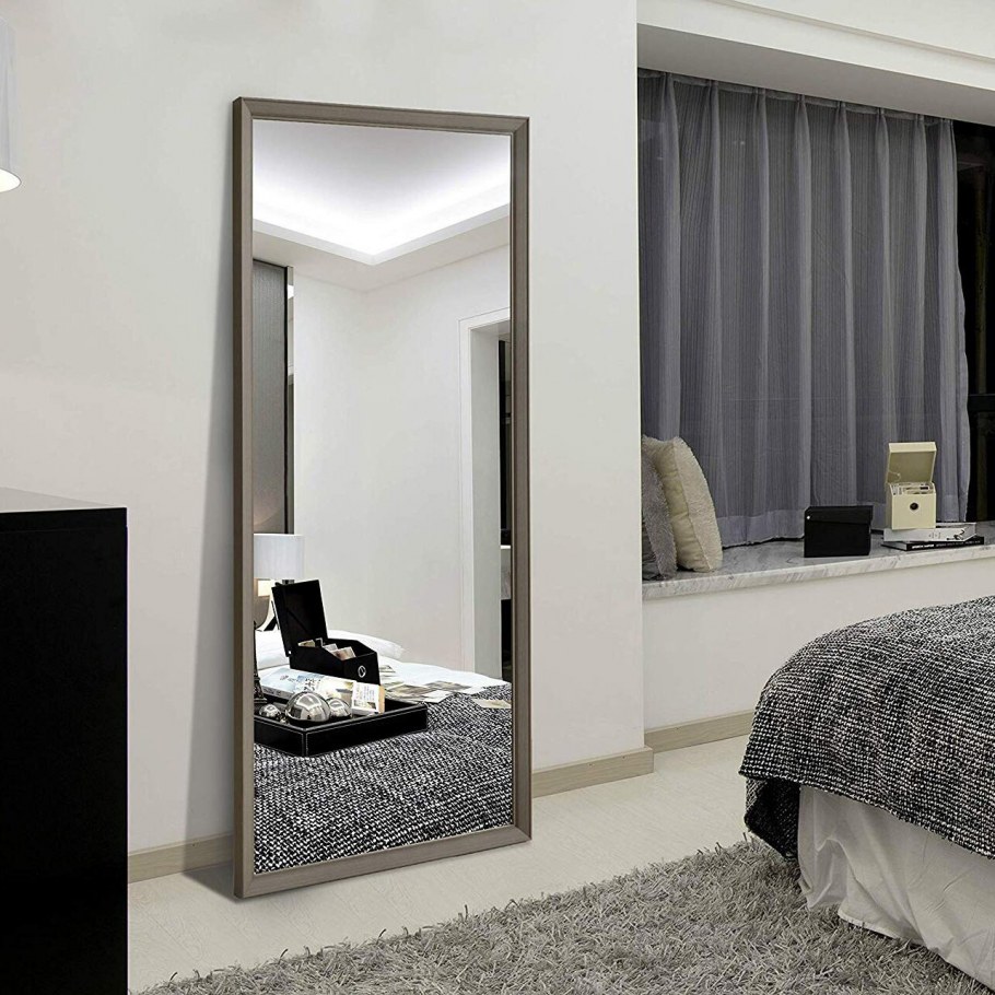 Напольное зеркало в спальне