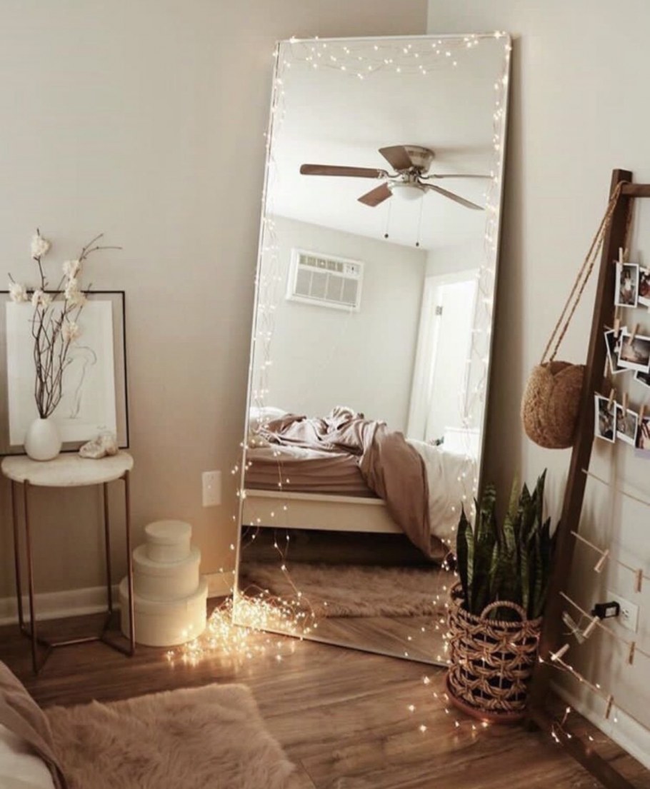 Напольное зеркало с гирляндой