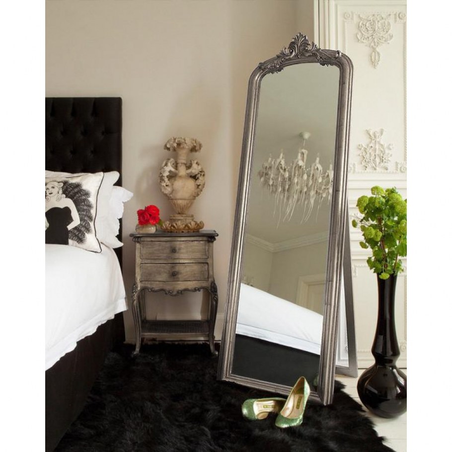 Зеркальная стена в спальне