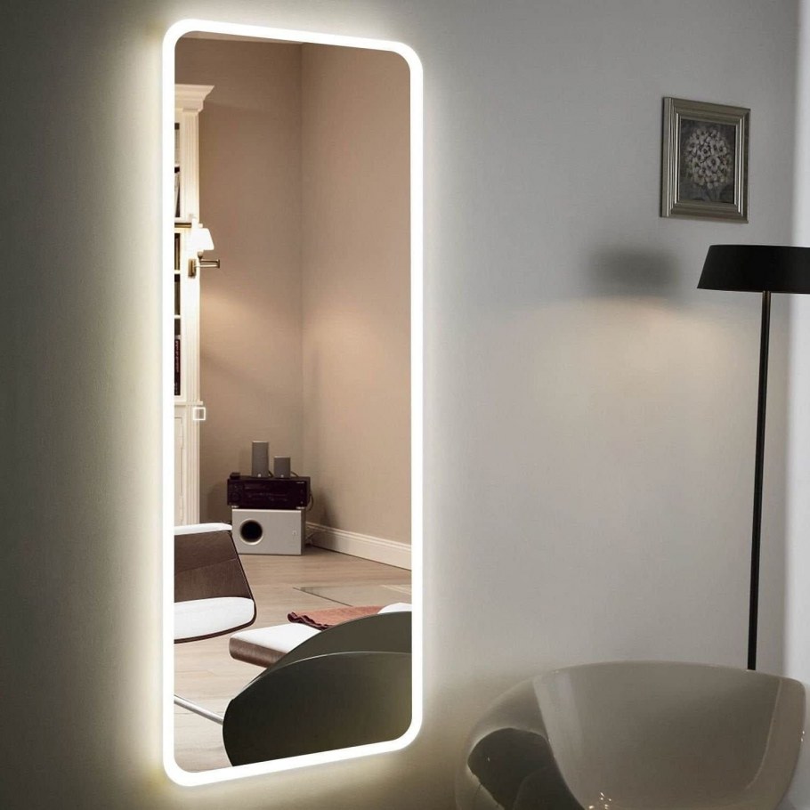 Спальня с зеркалом с лампочками