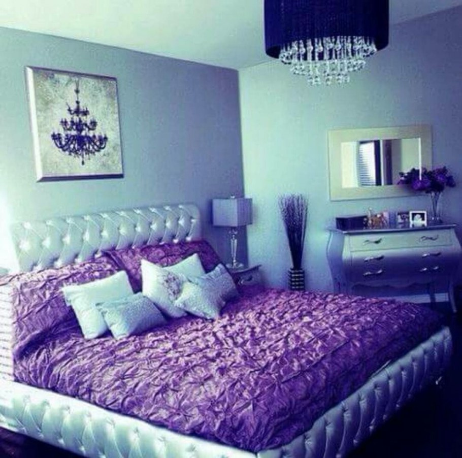 Кровать с красивым изголовьем