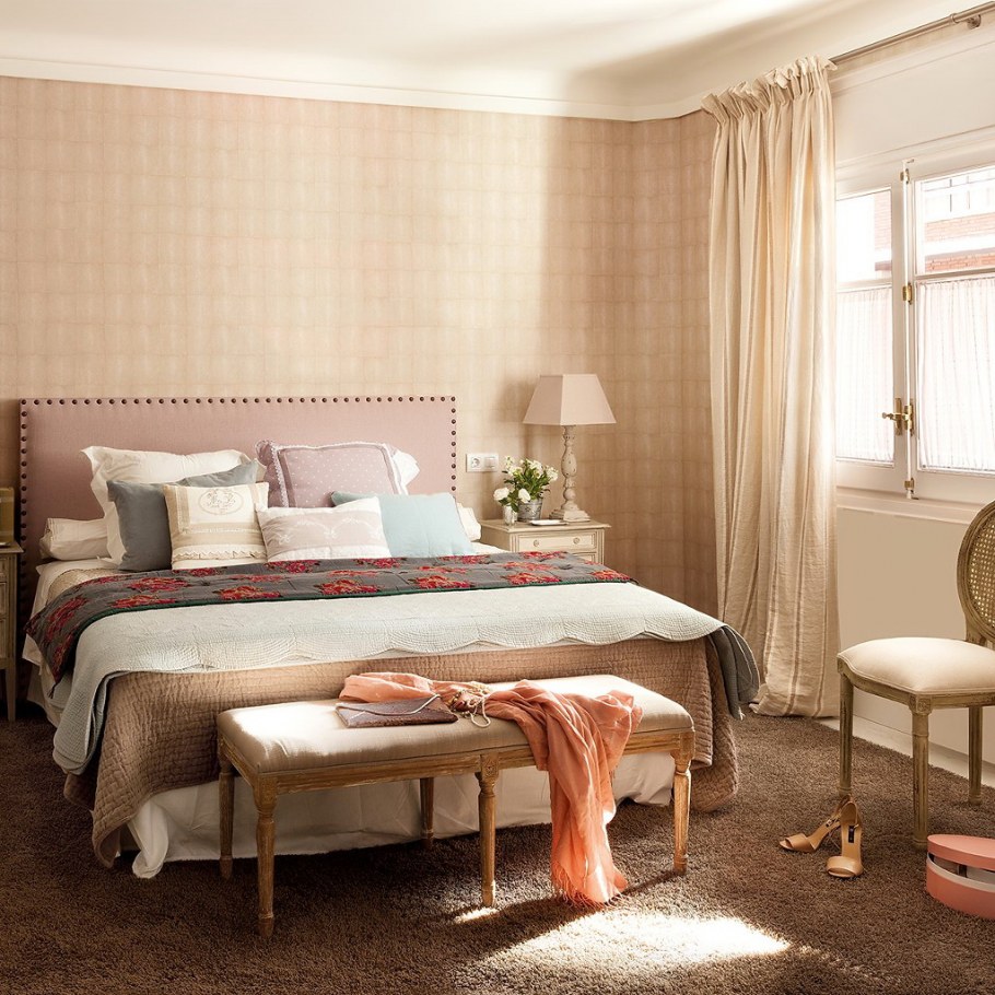 Диван в светлых тонах