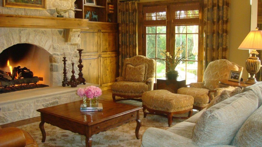 Уютный камин с диваном