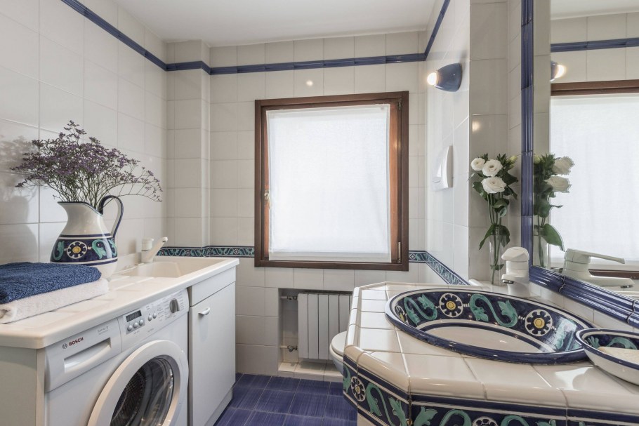 Красивая ванная комната со стиральной машиной