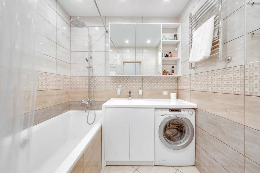 Маленькая ванна без туалета в светлых тонах