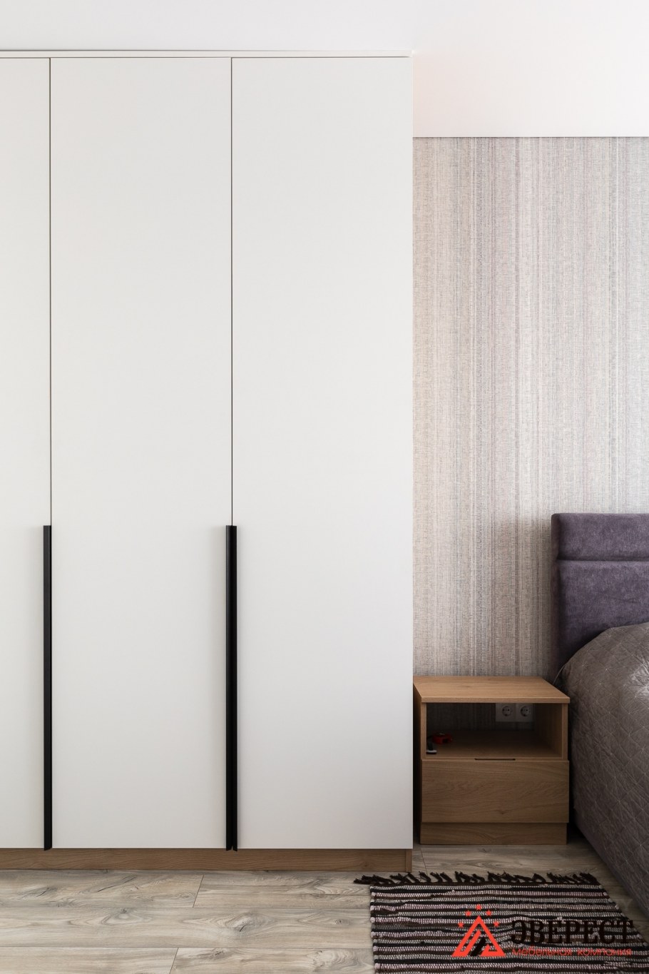 Шкаф распашной с интегрированными ручками