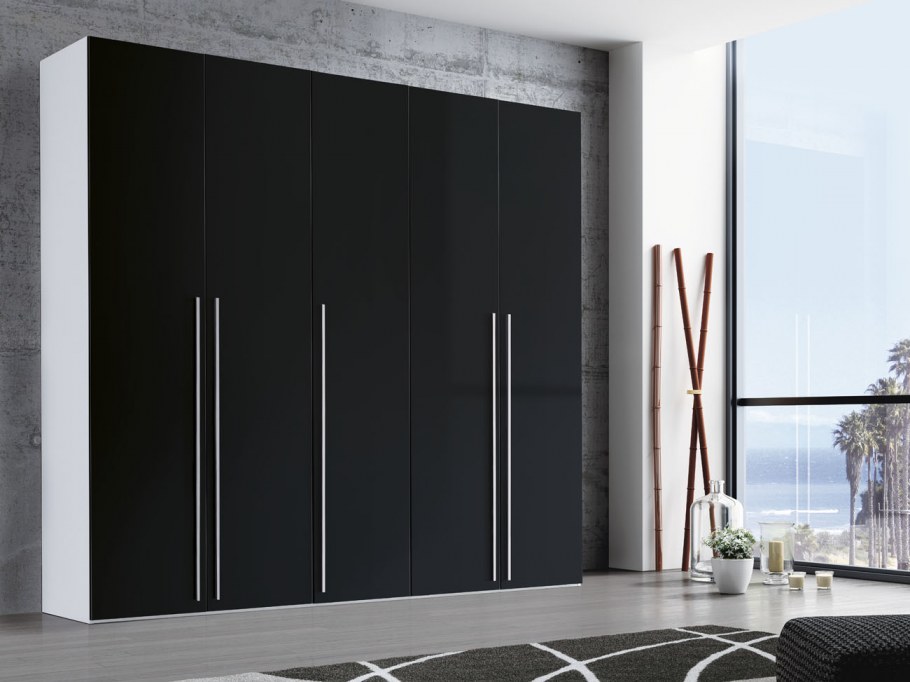 Нежно серые шкафы и черный длинные ручки