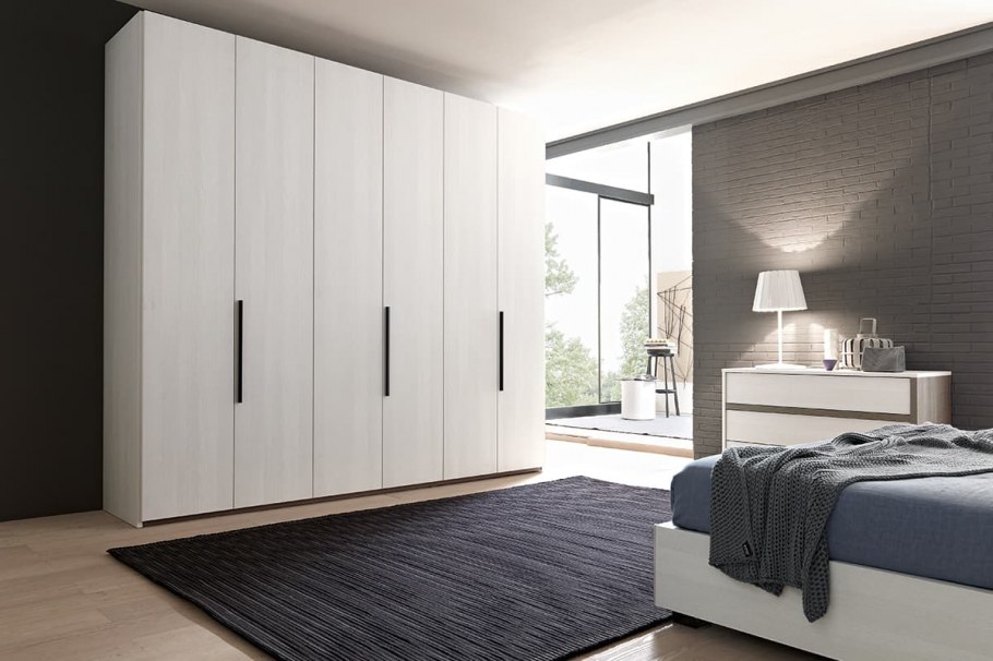 Модный шкаф с распашными дверями