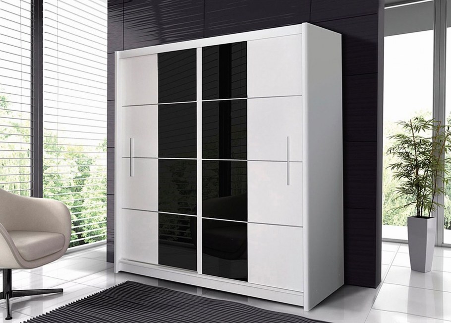 Гардеробная с распашными дверями